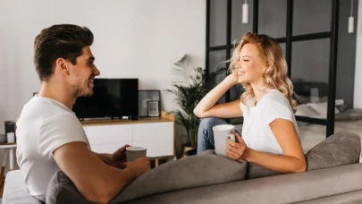 Bir kadının yalan söylediğini gösteren 5 gizli işaret