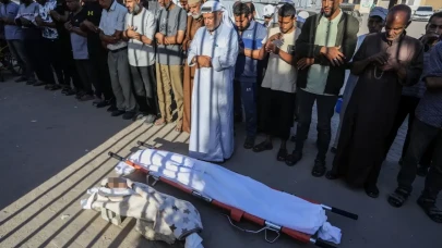 Daha yedi aylıktı: Annesinin kucağında katledildi: Terör devleti İsrail kana doymuyor!