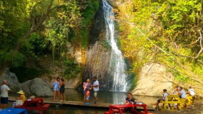 Efsanevi Aşıklar Şelalesi, Sonbahar Renkleriyle Göz Kamaştırıyor!