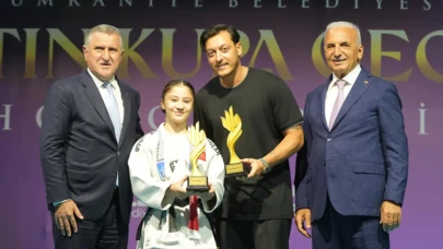 Ümraniye'de Mesut Özil'e "Yılın Spor İnsanı" ödülü verildi, sporun gençlere katkısı vurgulandı