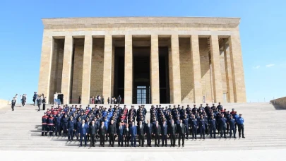 İtfaiye Ekipleri, Anıtkabir'de Saygı Duruşunda Bulundu: Çelenk Sunumu Gerçekleştirildi