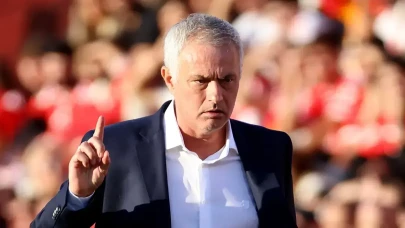 Mourinho ilk maçında yine sahnede: Kaleci hamlesi gündem oldu