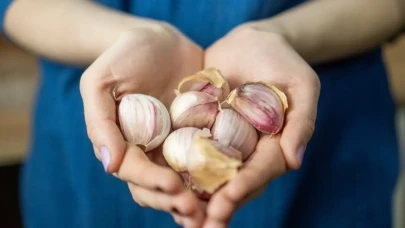 Mutfakta Zaman Kazandıran Sır: Sarımsak Kabukları Bu Kolay Yöntemle Soyuluyor!