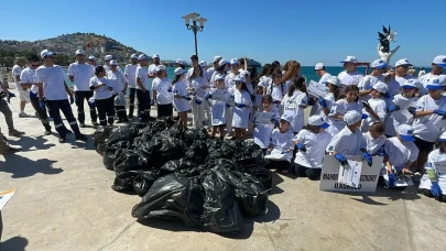 Öğrenciler sahili temizledi, doğa bilincine dikkat çekti