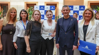 Özgür Özel, Ferdi Zeyrek’in kızı Nehir’in üniversite kayıt işlemine eşlik etti