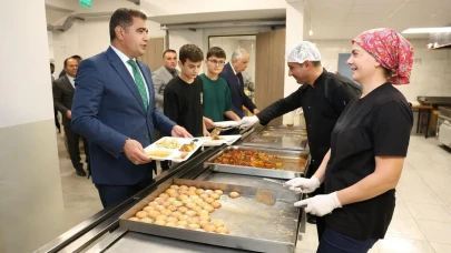 Vali Aslan, Lise Öğrencileriyle Birlikte Sıcak Bir Akşam Yemeği Gerçekleştirdi