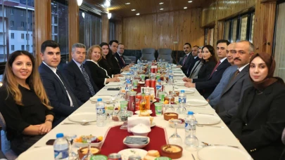 Artvin'de İdareciler Günü'nde mülki amirlere başarı belgeleri verildi