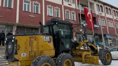 Demirözü Belediyesi yeni CAT greyderle araç filosunu güçlendirdi