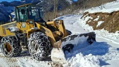 Yoğun kar yağışı sonrası Araklı'da karla mücadele çalışmaları aralıksız sürüyor