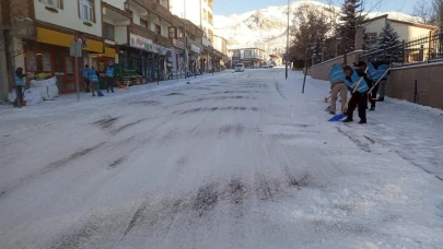 Narman Belediyesi karla mücadele için 24 saat kesintisiz çalışmalara devam ediyor