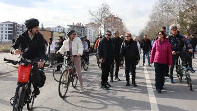 Eskişehir'de 'Arabasız Pazar' uygulamasıyla araç trafiği kapatıldı, yaya kültürü teşvik ediliyor