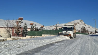 Bayburt'ta kar yağışı sonrası yolların güvenliği için yoğun temizlik çalışmaları sürüyor