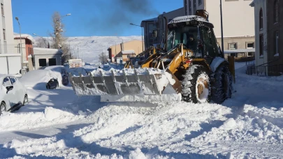 Çat'ta Kar Yağışı 80 Santimetreyi Buldu, Ekipler Ulaşımı Sağlamak İçin Çalışmalara Devam Ediyor