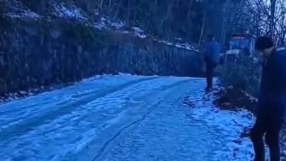 Hopa Belediyesi, karla mücadelede sahada aktif çalışmalara devam ediyor