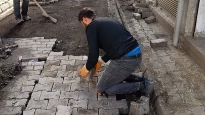 Beşikdüzü'nde doğalgaz çalışmaları sonrası parke yenileme çalışmaları sürüyor