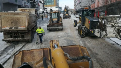 Bayburt'ta karla mücadele çalışmaları aralıksız sürüyor, ulaşım güvenliği sağlanıyor