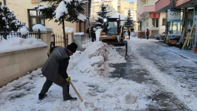 Bayburt'ta karla mücadele: Temizlik ekipleri yoğun mesai harcıyor