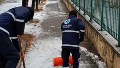 Oltu Belediyesi, kar yağışına karşı yaya güvenliğini ön planda tutarak çalışmalara başladı