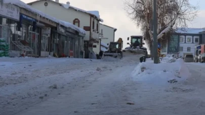 Çat'ta karla mücadele: Belediye ekipleri kesintisiz hizmet sunuyor