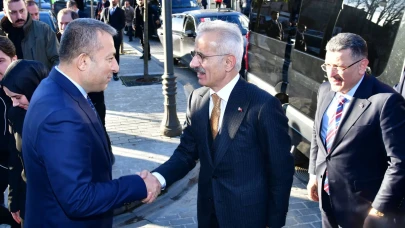Bakan Uraloğlu, Trabzon'da Ulaşım Projelerini Ele Almak Üzere Valiliği Ziyaret Etti