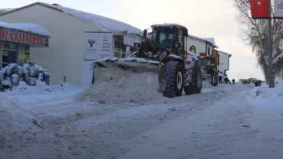 Çat'ta kar temizleme çalışmaları hız kesmeden sürüyor, yollar açık tutuluyor