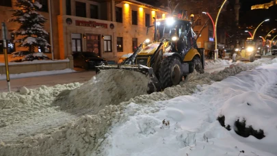 Bayburt'ta karla mücadele: Ekipler 7/24 güvenli ulaşım için çalışıyor