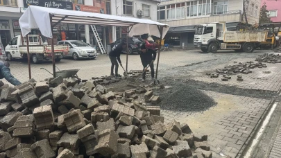 Arhavi'de yol ve kaldırım onarımları aralıksız sürüyor, ulaşım güvenliği artıyor