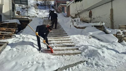 Bayburt'ta kar temizleme çalışmaları hız kesmeden sürüyor