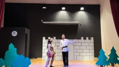 Maçka'da 'Çizmeli Kedi' Tiyatrosu, Minik İzleyicilere Neşe Saçtı