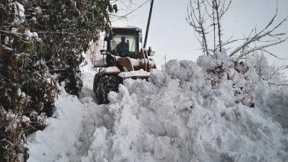 Rize'de kar yağışı ulaşımı aksatıyor, köy yollarında KARDELEN ekipleri mücadeleye devam ediyor