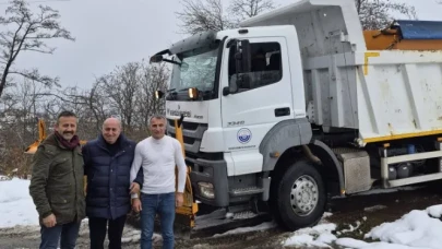 Beşikdüzü'nde kar yağışı sonrası yollar açıldı, belediye ekipleri çalışmalara devam ediyor