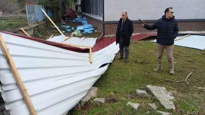 Kemalpaşa'da Fırtına Okulun Çatısını Uçurdu, Güvenlik Önlemleri Alındı