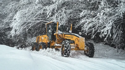 Rize'de karla mücadele: 59 köy yolu için açma çalışmaları sürüyor