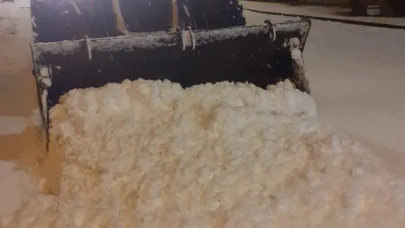 Narman'da karla mücadele çalışmaları sürüyor, ekipler gece boyunca görevde