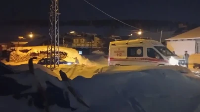 Şenkaya'da Yoğun Kar Nedeniyle Acil Yol Açma Çalışması Yapıldı