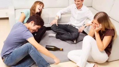 2026'da DC Soruları: Sevgililere ve Arkadaşlara Yöneltilecek En Zor Şişe Çevirmece Soruları!