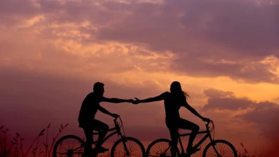 Sevgiliyi Rehbere Kaydetme Önerileri: En Güzel, Romantik ve Komik Fikirler