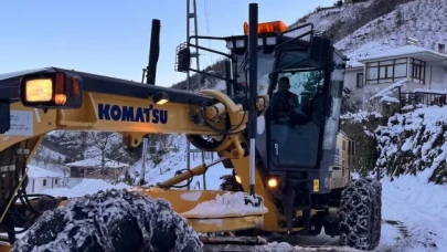 Akçaabat'ta kar yağışı sonrası belediye ekipleri 7/24 karla mücadele ediyor