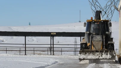 Bayburt'ta kar temizleme çalışmalarıyla ulaşım güvenliği sağlanıyor