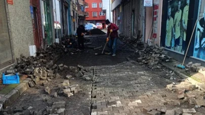 Beşikdüzü'nde doğalgaz çalışmaları sonrası parke döşeme işlemleri hızla devam ediyor