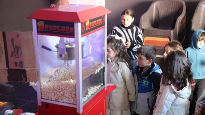 Narman'da Öğrenciler İçin Karne Hediyesi Sinema Gösterimi Düzenlendi
