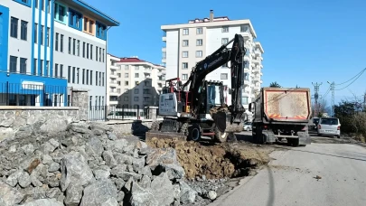 Yomra'da Kaşüstü İlkokulu çevresine asfalt hazırlıkları tamamlandı
