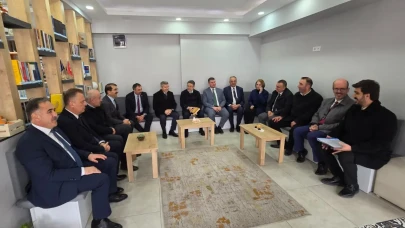 Bakan Yumaklı, Artvin'deki 'Okuyan Artvin' projesini ve Kitap Kafe'yi ziyaret etti