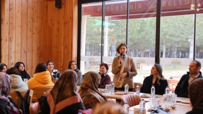 Başkan Ünlüce, Mahmudiye'de kadınlarla buluşarak görüşlerini dinledi ve kentin tematik alanlarını tanıttı