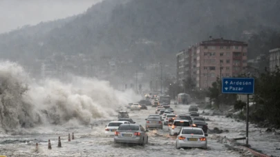 Rize Fındıklı'daki Sahil İşletmesi Tsunami Korkusunu Hissederek Şok Yaşadı!