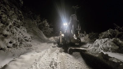 Trabzon'da yoğun kar yağışı sonrası yollar açılmak için ekipler seferber oldu