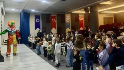 Yomra'daki 'Kasaba Sakinleri' Tiyatro Oyu, Minik İzleyicilere Unutulmaz Anlar Sundı