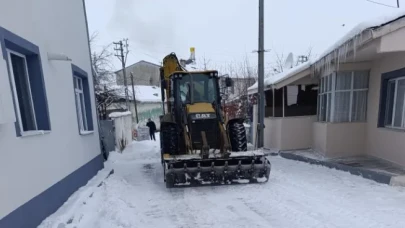 Aşkale'de Yoğun Kar Yağışı: Ekipler 7/24 Karla Mücadele Ediyor