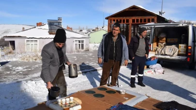 Şenkaya Belediyesi'nden Pazarcılara Soğuk Kışta Sıcak Çay İkramı