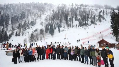 Artvin'de Kar Şenliği'nde Kayak ve Eğlencenin Keyfi Çıkarıldı